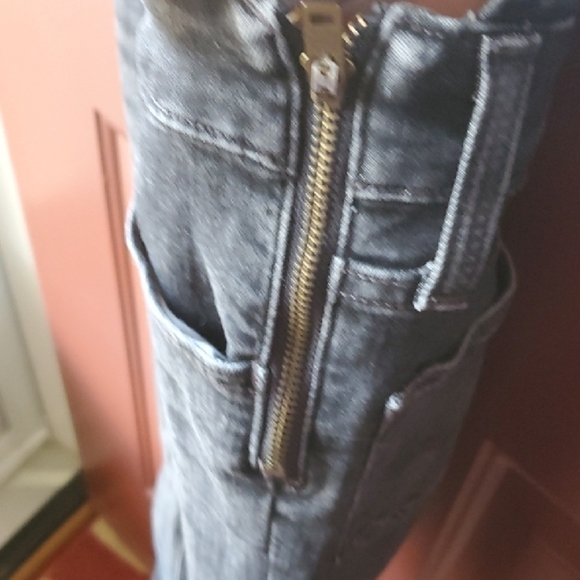 Levi's Premium Black skinny  Overalls with Classic Bib Front and Sturdy Denim - Picture 7 of 15